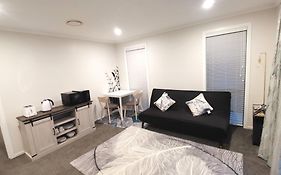 Stylish Private Guest House Ensuite -Private Bathroom & Spacious Private Lounge